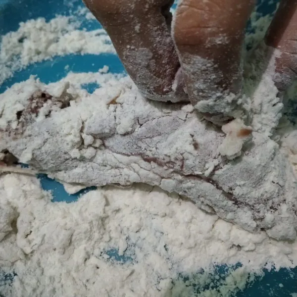 Ayam yang basah dimasukkan ke tepung kering. Balut merata sambil di cubit-cubit.