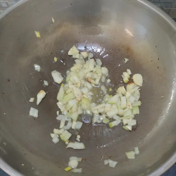 Tumis bawang bombay hingga layu lalu masuKkan bawang putih, masak hingga harum.