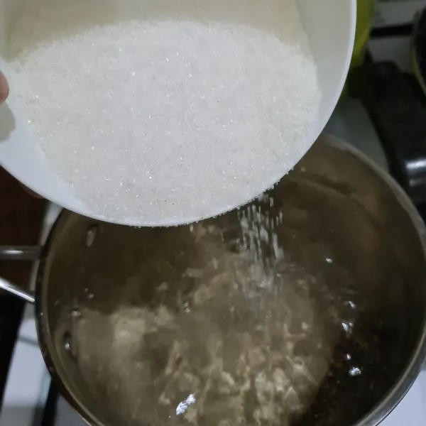 Masukkan gula pasir kedalam air rebusan kayu manis.