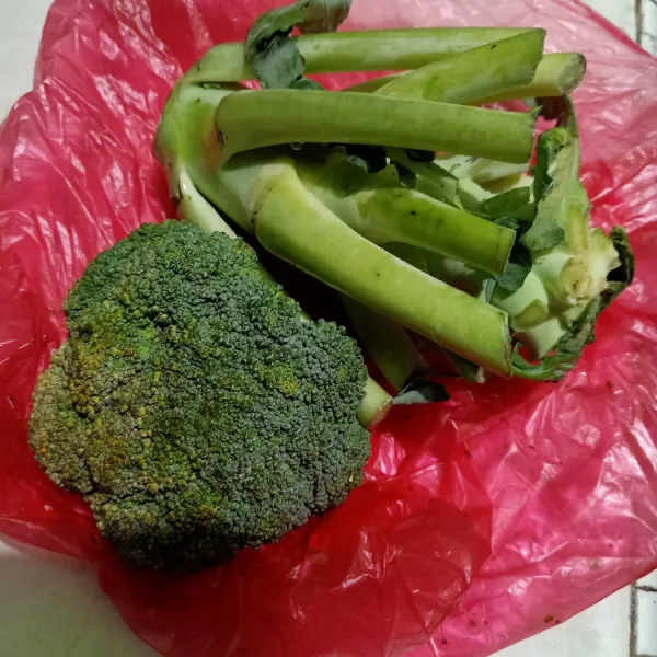Siapkan brokoli.