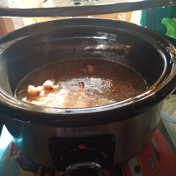 Presto iga di dalam slowcooker selama 7 jam dengan speed high.