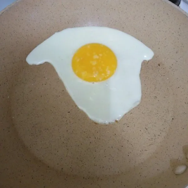 Buat telur ceplok dengan tingkat kematangan yang diinginkan.