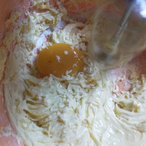 Kocok butter dan gula halus hingga lembut , kemudian masukan kuning telur, kocok hingga merata. Matikan mixer.