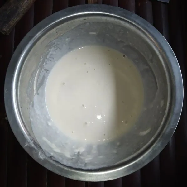 Larutkan tepung terigu dengan air sedikit demi sedikit, beri garam, konsistensi adonan tepung harus agak kental agar ketika di goreng tidak bocor.
