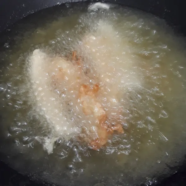 Goreng pisang di dalam minyak goreng panas yang agak banyak hingga efek keritingnya terlihat kuat. Kecilkan api lalu goreng hingga semua sisinya kecoklatan.