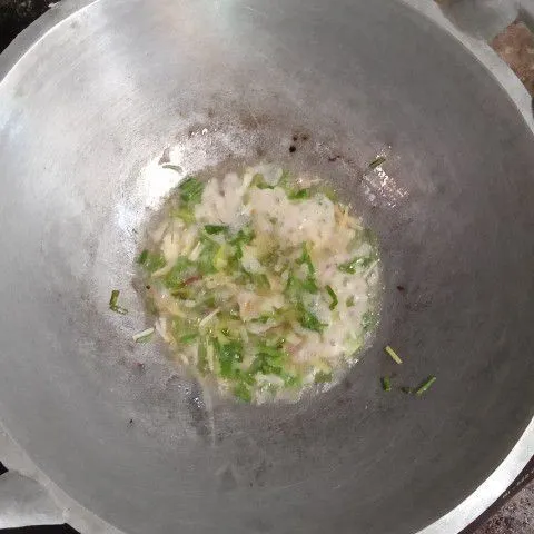 Step 4 Mie Sawi Simpel