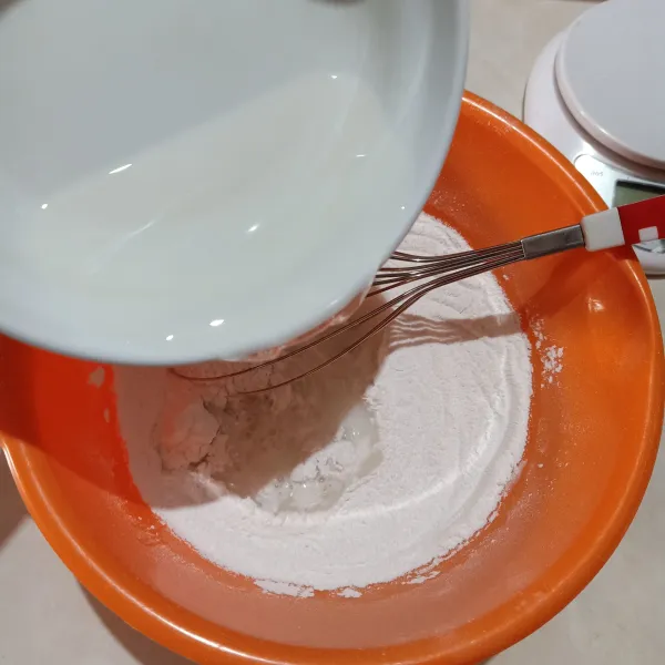 Tuang air larutan gula ke dalam mangkuk tepung,