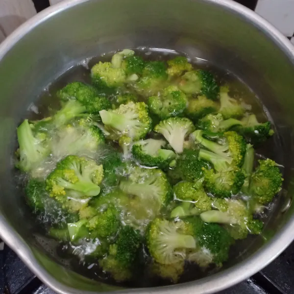 Buang bonggol brokoli, potong-potong cuci lalu rebus sebentar.