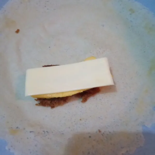 Kemudian tata pisang diatasnya dan tambahkan irisan gula aren lagi tambahkan keju slice.
