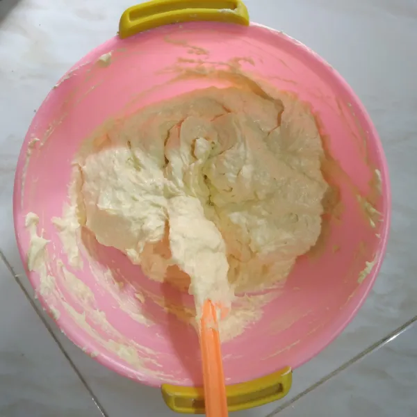 Tambahkan tepung dengan cara diayak, dan garam kedalam adonan, aduk balik dengan spatula, aduk hingga tercampur rata jangan overmix.