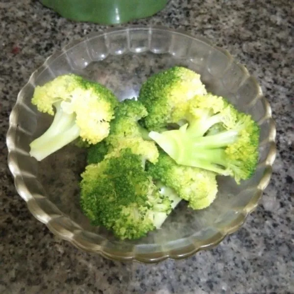 Siapkan potongan brokoli yang telah di blansir sebelumnya.