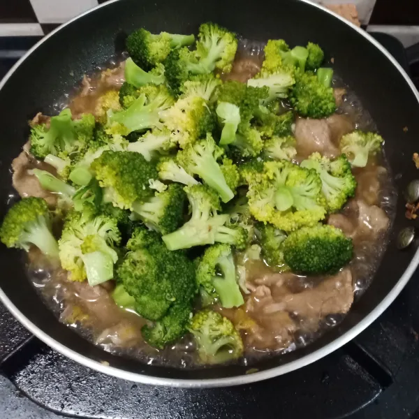 Masukkan brokoli, aduk rata lalu sajikan.