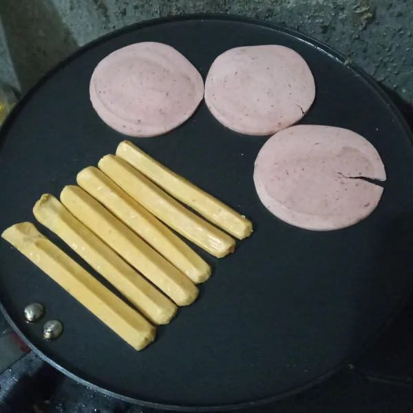 Panggang sosis sebentar.
