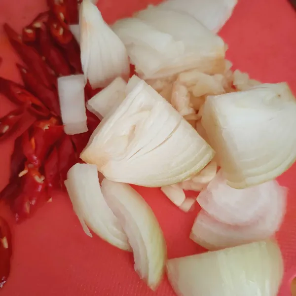 Cincang bawang putih, lalu iris bawang bombay dan cabai.