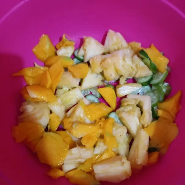 Potong-potong buah sesuai selera