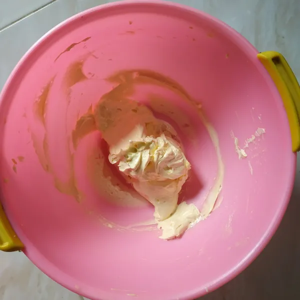 Mixer butter atau margarin dengan kecepatan tinggi hingga creamy kurang lebih 1-2 menit.