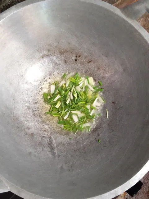Setelah panas, masukkan daun bawang yang sudah di potong-potong sebelumnya, lalu tumis sebentar.