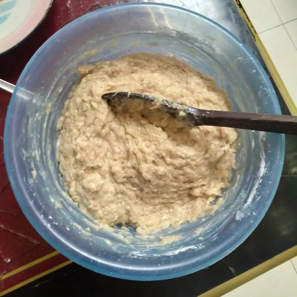 Masukkan tepung tapioka dan aduk rata