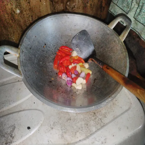 Setelah tomat matang, angkat dan sisihkan, lanjut goreng cabai dan bawangnya hingga matang, awas jangan sampai gosong