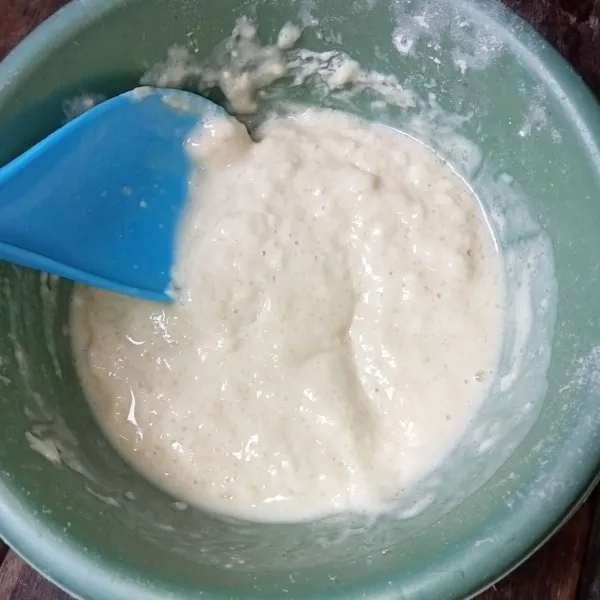 Tuang air dan aduk-aduk hingga tercampur rata.