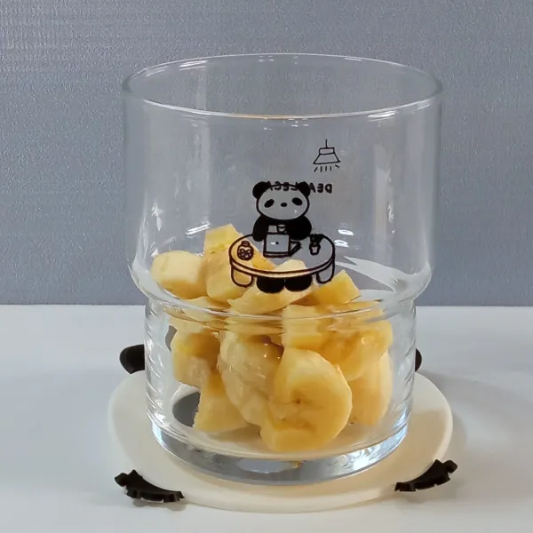 Masukkan potongan pisang dalam gelas.