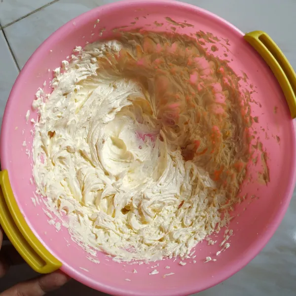 Tambahkan gula pasir, mixer dengan kecepatan tinggi, hingga gula dan butter tercampur rata, creamy, dan mengembang.