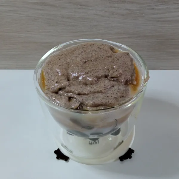 Tuang oreo cream (kocok whipped cream campur dg oreo).