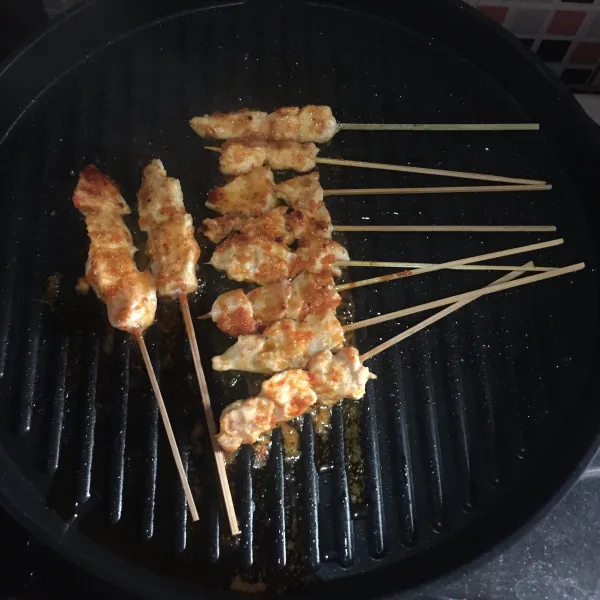 Bakar sate sambil dicocol bumbu pedas, bolak balik supaya tidak gosong. Lakukan sampai habis, sajikan dengan sambal.