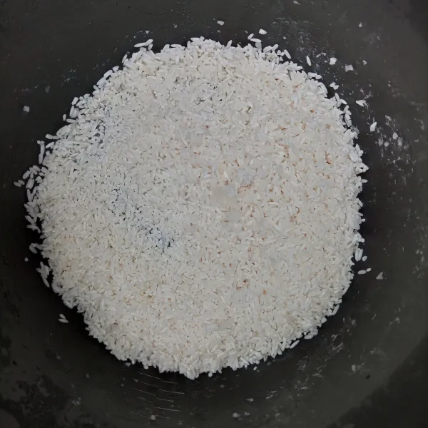 Cuci beras sampai bersih, kemudian taruh di magicom.