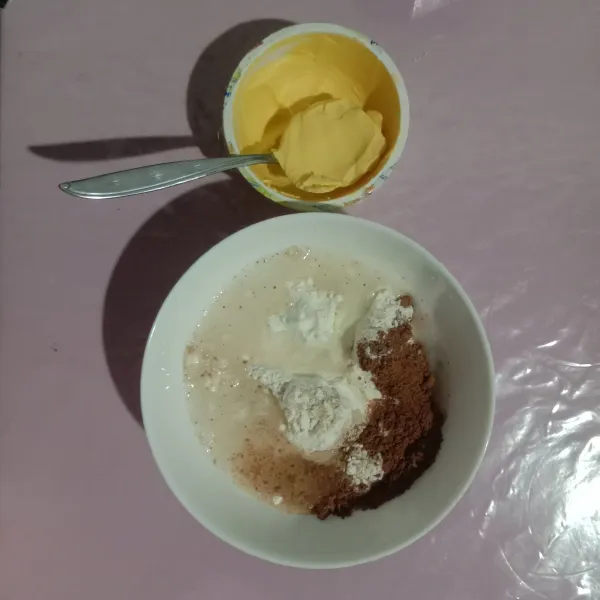 Masukkan semua bahan utama ke dalam wadah kecuali margarin. Aduk rata dan di uleni sebentar. Masukkan margarin, uleni kembali. Setelah kalis tidak perlu seperti adonan donat.