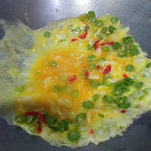 Panaskan wajan atau teflon terlebih dahulu, beri margarin. Tuang telur, masak dengan api sedang cenderung kecil