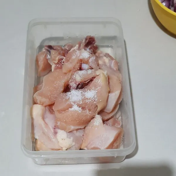 Lumuri ayam dengan garam.