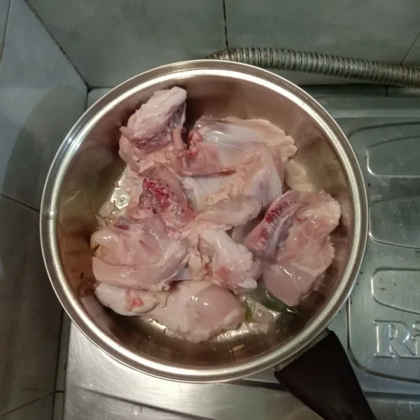 Tambahkan ayam, tumis sebentar. Masukkan air, masak hingga ayam berubah warna/setengah matang.