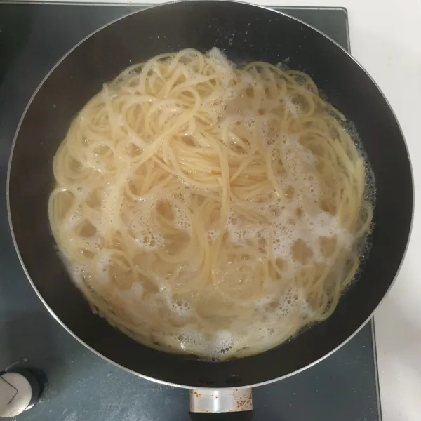 Rebus Spaghetti selama 12 menit, angkat dan tiriskan.