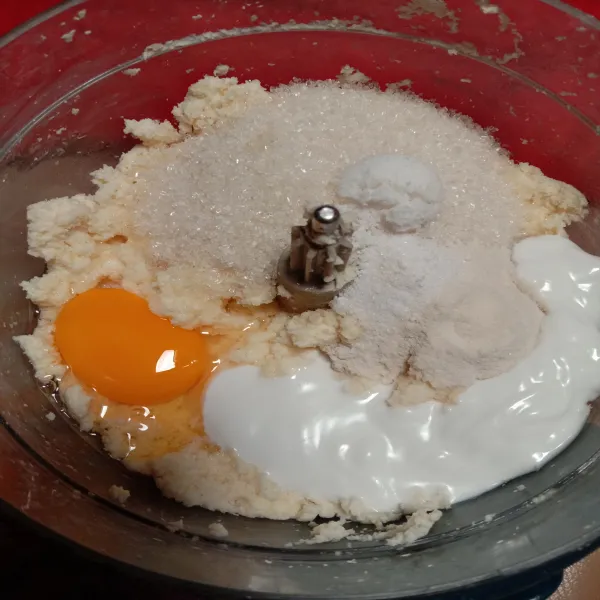 Lalu masukkan agar-agar, gula pasir, garam, vanilli bubuk, santan, dan telur.