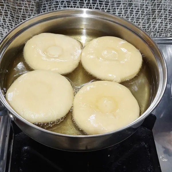 Lalu goreng dengan minyak yang cukup dengan api sedang cenderung kecil, cara menggorengnya bagian yang di cetak dengan pangkal spuit menghadap ke bawah.