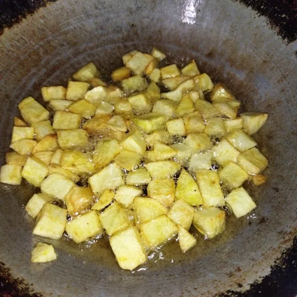 Kemudian goreng kentang hingga matang kekuningan.
