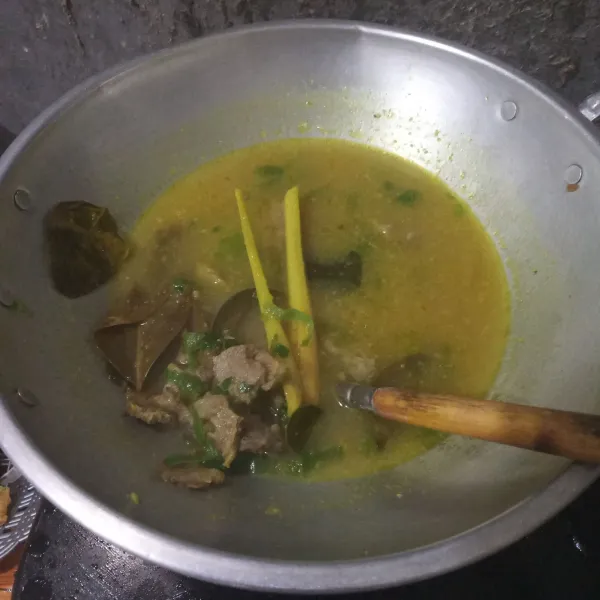 Bumbui dengan garam dan kaldu bubuk. Setelah mendidih kembali, cicipi rasanya. Kemudian masukkan daun bawang dan seledri, aduk sebentar. Lalu matikan api.