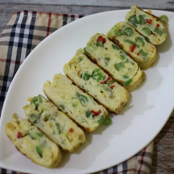 Angkat, potong-potong. Siap disajikan.