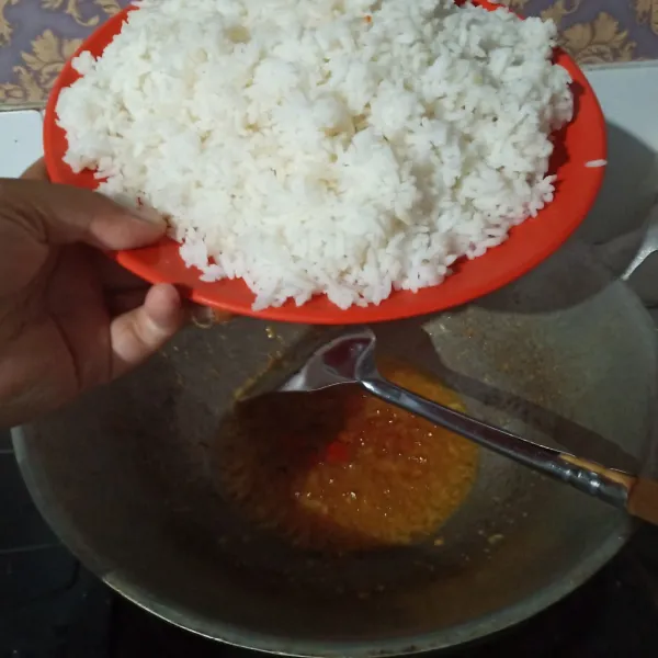 Setelah bumbu harum, masukkan nasi putih