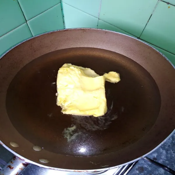 Kulit sus : didhkan air bersama dengan margarin dan garam. Tunggu sampai margarin meleleh dan air mendidih.