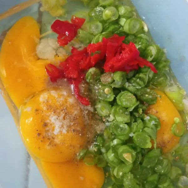 Campur telur dan semua bahan lainnya. Kocok lepas.