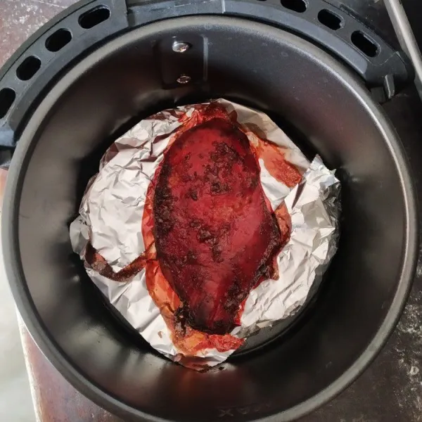 Panggang ayam dengan air fryer selama 30 menit, suhu 180°C, dapat juga menggunakan oven.