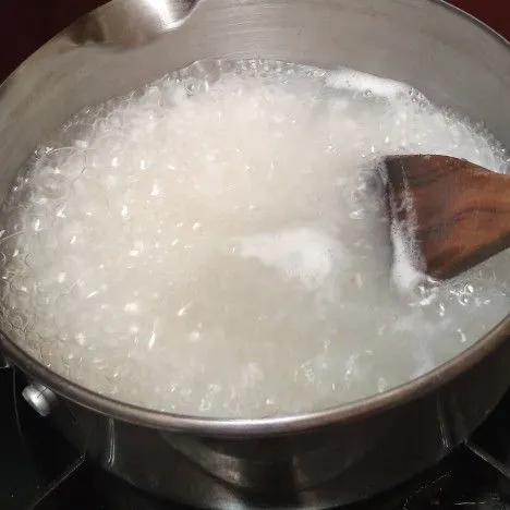 Masukkan parutan bawang putih, jahe dan secukupnya garam. Aduk rata.