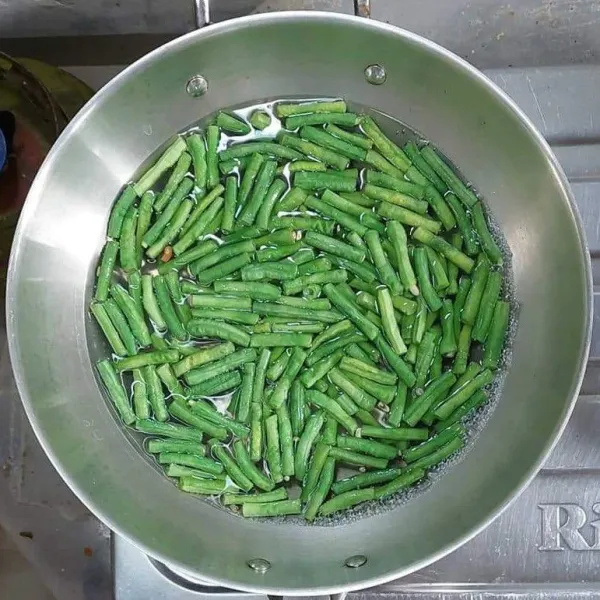 Rebus kacang panjang sampai matang, angkat dan tiriskan.