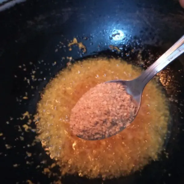Tambahkan ketumbar bubuk, aduk rata. Masakan hingga bumbu matang.