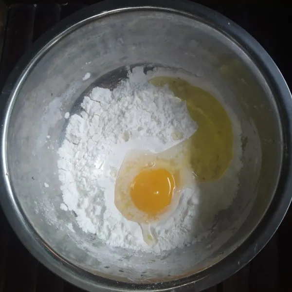 campur rata semua bahan kering kemudian tambahkan telur