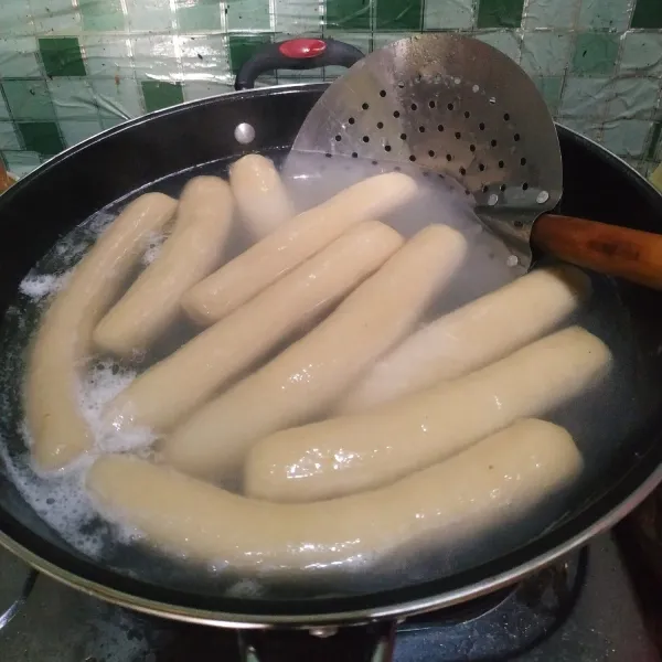 Panaskan air, kemudian beri secukupnya minyak goreng agar saat merebus adonan tidak lengket satu sama lainnya. Rebus hingga adonan mengapung. Kemudian tiriskan. Jika sudah hilang uapnya / sudah dingin, kemudian simpan di kulkas semalaman.