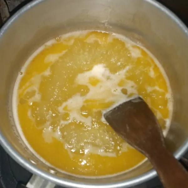 Campur margarin, air, gula dan garam dalam panci. Masak hingga mendidih dan margarin benar-benar larut.