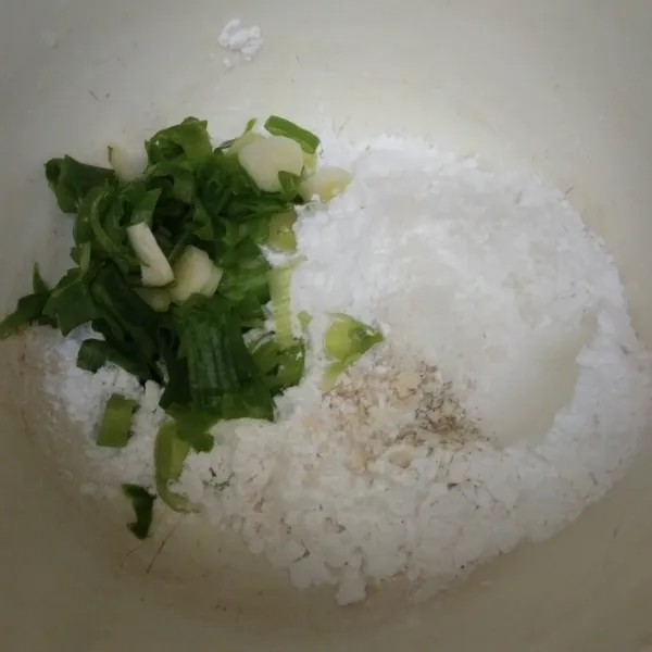 Masukkan dalam wadah campur tepung tapioka, daun bawang, garam, merica bubuk,dan kaldu jamur.